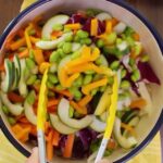 receta Ensalada de 6 verduras, col blanca, col morada, zanahoria, pepino, edamames, pimiento con aderezo de cacahuate