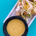 tacos dorados de pollo con salsa verde y roja